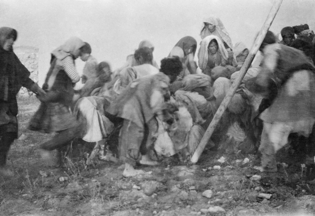 La grande famine d'Iran — Perse (Iran), sous occupation militaire conjointe britannique et russe (1917 – 1919). Bidjar, nord-ouest de la Perse, pendant la Première Guerre mondiale. L'occupation conjointe anglo-russe a réquisitionné les récoltes, bloqué le grain et, selon les rapports, brûlé les dépôts. La famine et les épidémies qui s'ensuivirent ont tué jusqu'à 10 millions d'Iraniens.