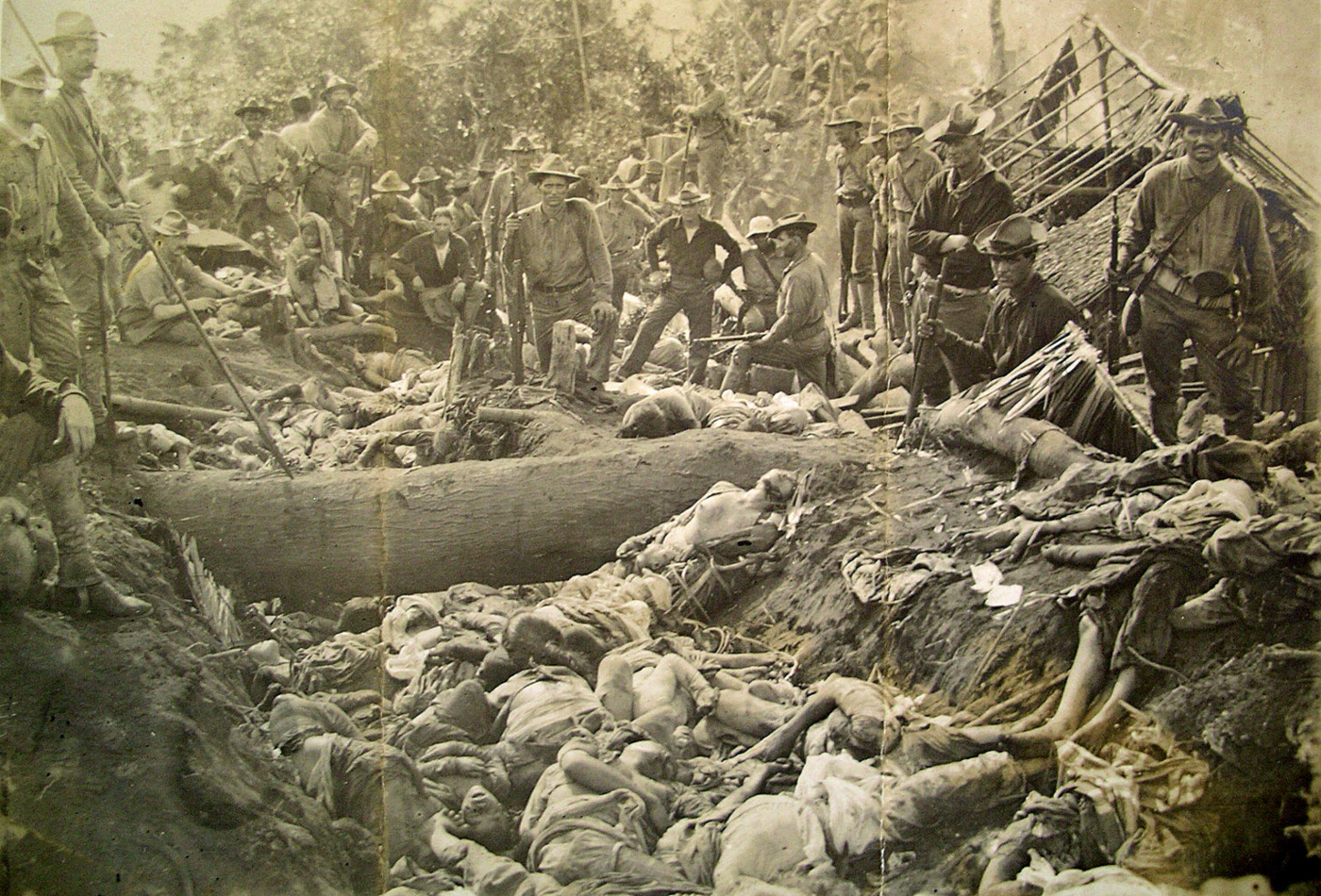 La guerre américano-philippine — Philippines occupées par les États-Unis (1899 – 1902 (résistance jusqu'en 1913)). Soldats américains au cratère de Bud Dajo après le massacre des Moros, 1906. La photographie fut étouffée pendant des décennies. La guerre américano-philippine — Philippines occupées par les États-Unis (1899 – 1902 (résistance jusqu'en 1913)). Soldats américains au cratère de Bud Dajo après le massacre des Moros, 1906. La photographie fut étouffée pendant des décennies.