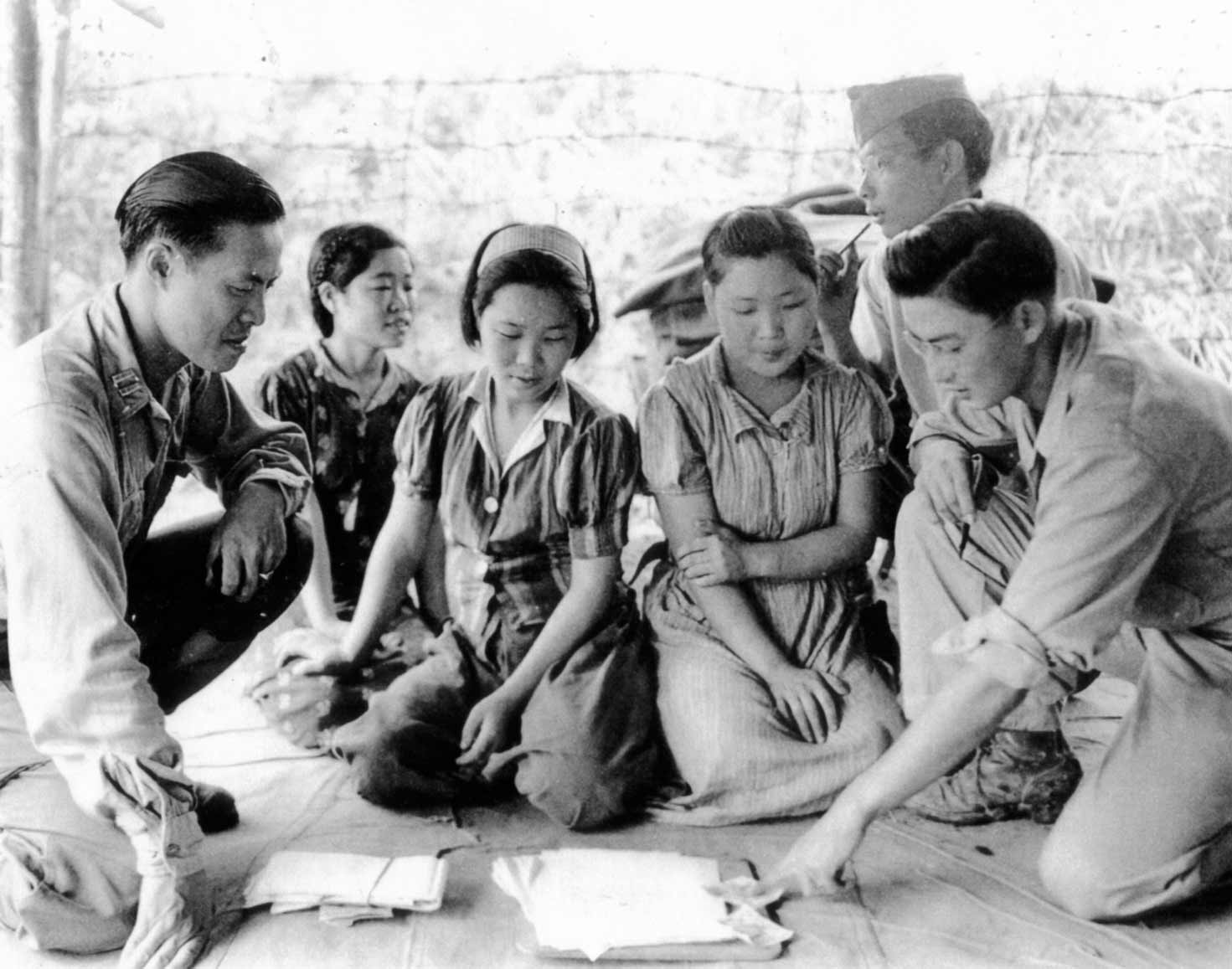 Histoire coloniale — Japon — Femmes de réconfort coréennes libérées par les troupes américaines en Birmanie, 1944. Le système a réduit en esclavage jusqu'à 200 000 femmes ; le Japon ne s'en est toujours pas pleinement expliqué. Histoire coloniale — Japon — Femmes de réconfort coréennes libérées par les troupes américaines en Birmanie, 1944. Le système a réduit en esclavage jusqu'à 200 000 femmes ; le Japon ne s'en est toujours pas pleinement expliqué.