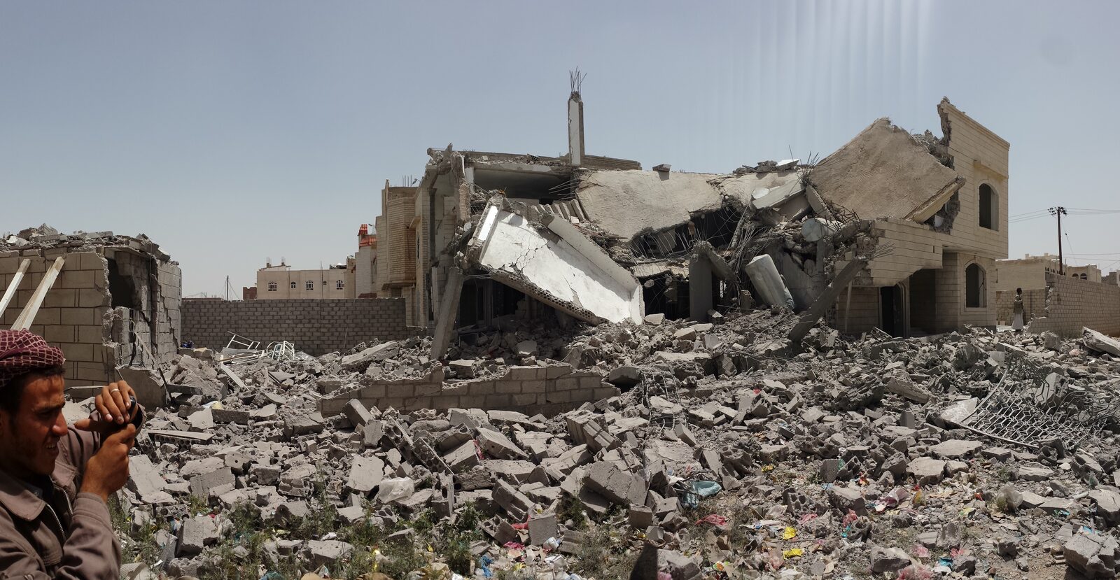 Le Yémen — Yémen, sous une coalition dirigée par l'Arabie saoudite, armée par les États-Unis, le Royaume-Uni, la France et l'Allemagne (2015 – aujourd'hui). Maison détruite dans le sud de Sanaa, Yémen, après une frappe aérienne de la coalition saoudienne, décembre 2015. Munitions très majoritairement fournies par les États-Unis, le Royaume-Uni et la France. Le Yémen — Yémen, sous une coalition dirigée par l'Arabie saoudite, armée par les États-Unis, le Royaume-Uni, la France et l'Allemagne (2015 – aujourd'hui). Maison détruite dans le sud de Sanaa, Yémen, après une frappe aérienne de la coalition saoudienne, décembre 2015. Munitions très majoritairement fournies par les États-Unis, le Royaume-Uni et la France.