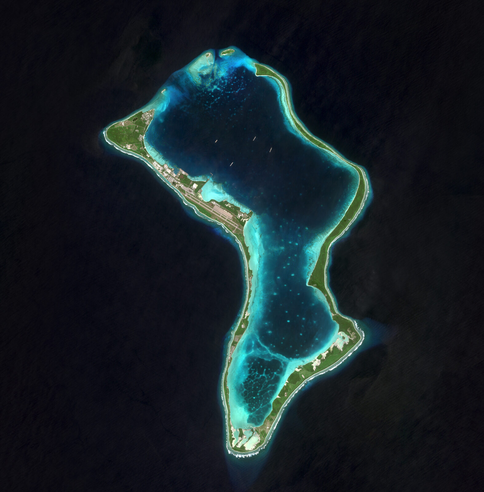 Image satellite de l'atoll de Diego Garcia, dans l'archipel des Chagos, montrant la piste et le port de la base militaire américano-britannique. Image satellite de l'atoll de Diego Garcia, dans l'archipel des Chagos, montrant la piste et le port de la base militaire américano-britannique.