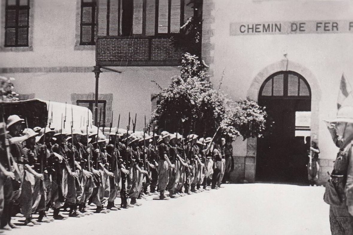 Histoire coloniale — Italie — Troupes italiennes en Éthiopie, vers 1936. L'Italie a utilisé des gaz de combat contre des civils ; aucun responsable n'a jamais été jugé. Histoire coloniale — Italie — Troupes italiennes en Éthiopie, vers 1936. L'Italie a utilisé des gaz de combat contre des civils ; aucun responsable n'a jamais été jugé.