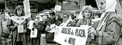 L'opération Condor — Argentine, Chili, Uruguay, Paraguay, Bolivie, Brésil — coordonnés par les États-Unis (1968 – 1989). Mères et Grands-mères de la place de Mai, Buenos Aires. Toujours sur la place, à réclamer les enfants que Kissinger avait demandé à l'Argentine de prendre. L'opération Condor — Argentine, Chili, Uruguay, Paraguay, Bolivie, Brésil — coordonnés par les États-Unis (1968 – 1989). Mères et Grands-mères de la place de Mai, Buenos Aires. Toujours sur la place, à réclamer les enfants que Kissinger avait demandé à l'Argentine de prendre.