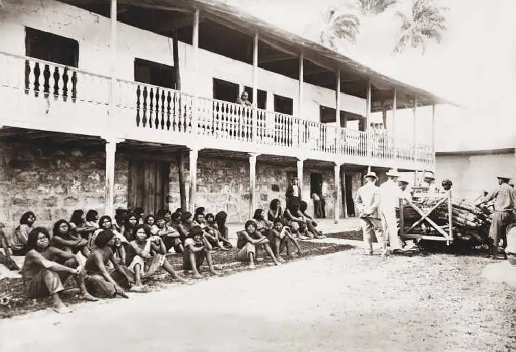 Les atrocités du caoutchouc au Putumayo — Amazonie péruvienne et colombienne, sous la Peruvian Amazon Company, enregistrée au Royaume-Uni (v. 1900 – 1912). Travailleurs autochtones du Putumayo se reposant à La Chorrera après avoir livré le caoutchouc, vers 1912. La Peruvian Amazon Company était enregistrée au Royaume-Uni, financée par la City, et n'a jamais été poursuivie. Les atrocités du caoutchouc au Putumayo — Amazonie péruvienne et colombienne, sous la Peruvian Amazon Company, enregistrée au Royaume-Uni (v. 1900 – 1912). Travailleurs autochtones du Putumayo se reposant à La Chorrera après avoir livré le caoutchouc, vers 1912. La Peruvian Amazon Company était enregistrée au Royaume-Uni, financée par la City, et n'a jamais été poursuivie.