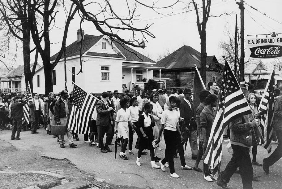 Manifestantes por los derechos civiles marchando de Selma a Montgomery, Alabama, marzo de 1965